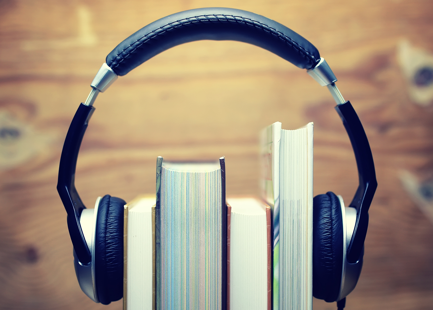 Headphones audiobook / © alexkich / Adobe stock
