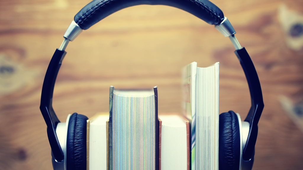 Headphones audiobook / © alexkich / Adobe stock